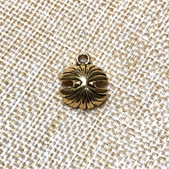 🔴 5 for $10 ONE Vintage Style Gold Tone Shell Pendant - Picture 2 of 4
